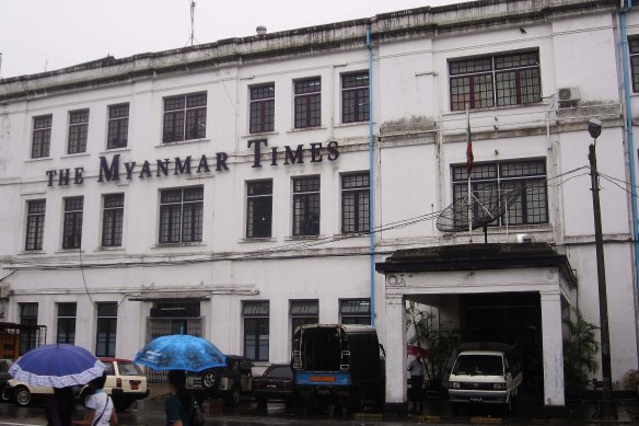 “Before crossing the road, I gazed 
up at my new workplace. The tropical climate had taken a toll on the white paint covering the imposing three-storey art deco building, which had 
a huge sign bearing the newspaper’s name. ”