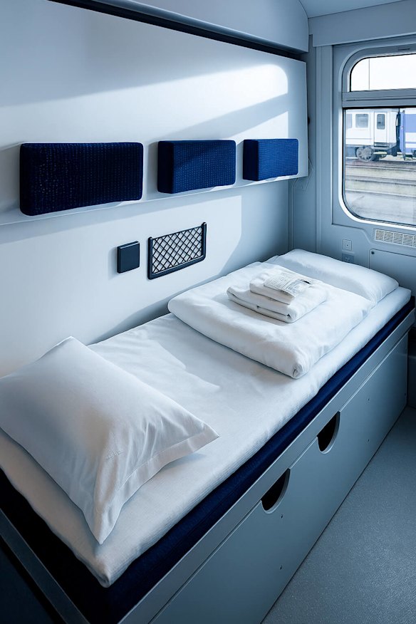 Uma cabine-dormitório preparada para um único passageiro.