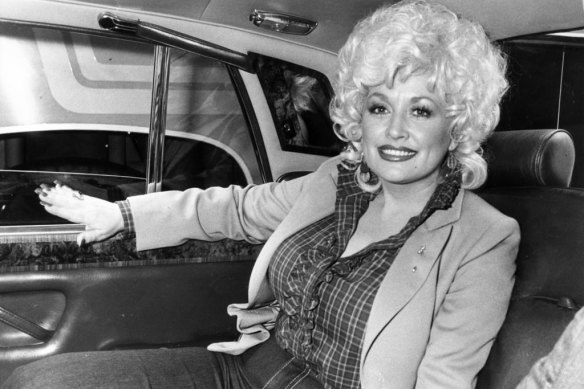 Dolly Parton arrives  in Sydney for a holiday in 1982.