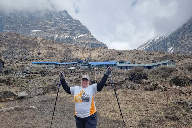 Sandi Gerschwitz, Nepal'de dünyadaki en yüksek zirvelerden birini fethetti. Aynı zamanda Parkinson hastası.