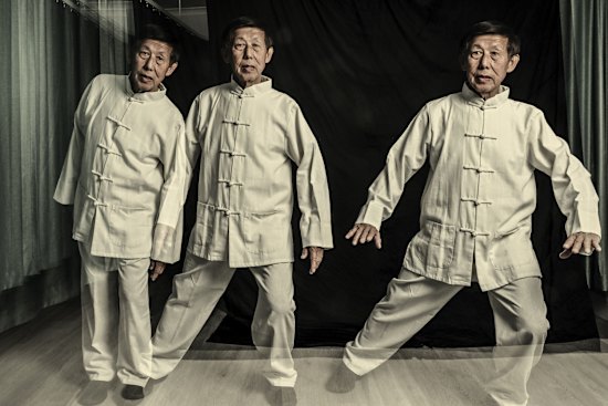 Gary Khor demonstrates a three-step move to avoid falling: spread the legs, tuck in the bottom and brace the legs.