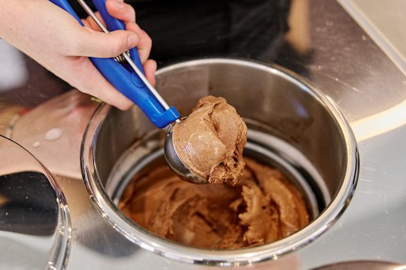 Luna guarda seu sorvete em pozzetti frios ao estilo italiano.