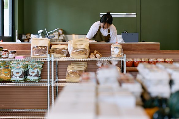 Um balcão nos fundos serve café e sanduíches.