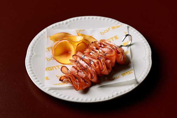 Brochetas a la plancha, mortadela, miel y duraznos agridulces.