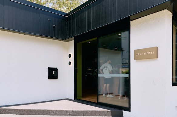 Snug ocupa a parte frontal das antigas instalações dos nativos da Califórnia em Chatsworth Road.