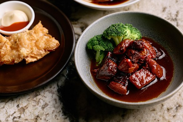 Mao shi hong shao rou (Chairman Mao’s comforting red-braised pork belly).