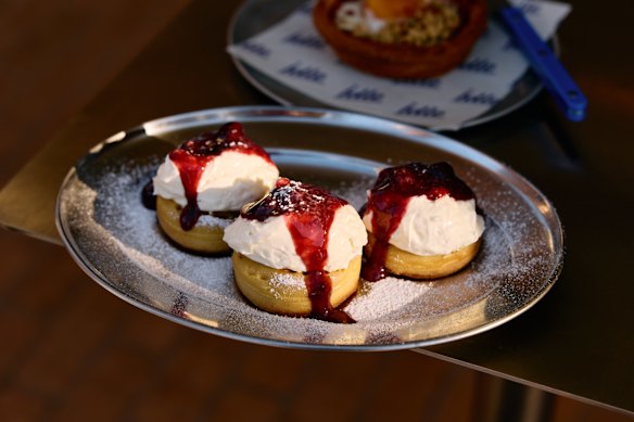 Idle sourdough crumpets with fraic creme and Berry compote.