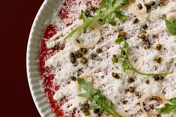 Carpaccio de ternera, mayonesa de trufa, alcaparras, chalotas picadas y Reggiano.