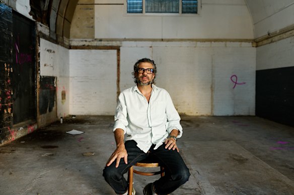 Mark Rotolone fotografado dentro das antigas instalações do King Arthur Cafe, que em breve reabrirá como Tino's.