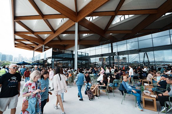 Há lugares sentados dentro e fora.