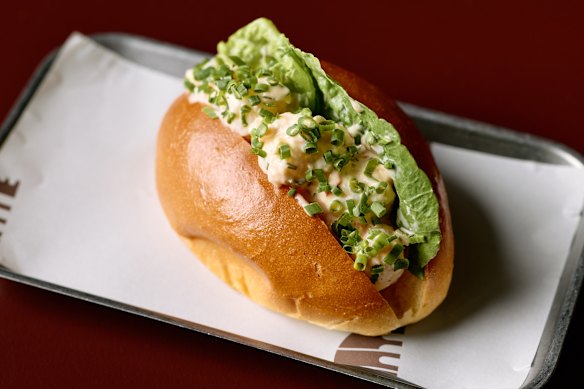 Rollito de gambas al chile de Calabria con tartar casero y cebollino.