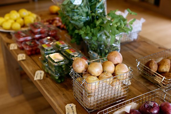 Há também muitos produtos frescos e uma geladeira abastecida com queijos e pequenos itens luxuosos. 