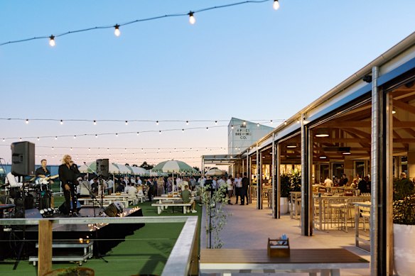 The large open-air venue has seating for 800 people.