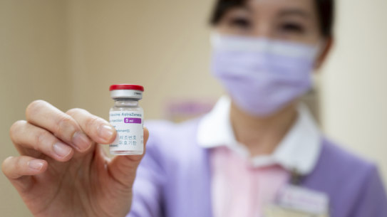 UK pharmaceutical giant AstraZeneca is considering separating its China business and listing it in Hong Kong or Shanghai, in effect making it a domestic Chinese business.