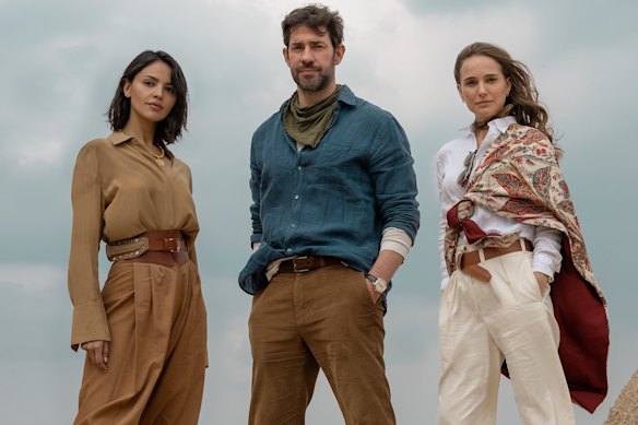 Eiza González, John Krasinksi and Natalie Portman race around the world in Guy Ritchie’s new adventure romp Fountain of Youth. 