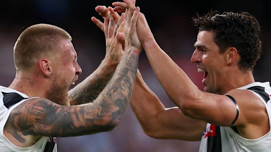 Juego de poder. Jordan De Goey y Scott Pendlebury aparecieron antes en el banquillo.