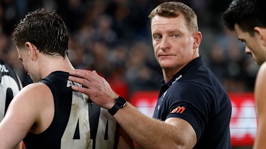 Michael Voss consoles his players after their loss to the Saints.