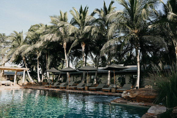 The swimming pool is shaded by palm trees – a true oasis in the middle of the outback.
