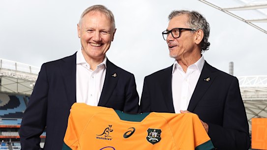 O atual técnico dos Wallabies, Joe Schmidt (L), e o novo chefe dos Wallabies, Les Kiss.