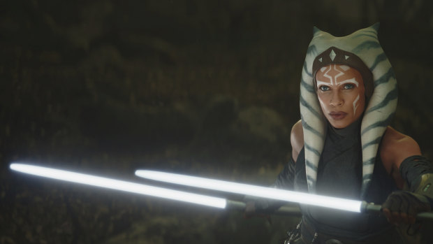  Jedi knight Ahsoka Tano (Rosario Dawson) in The Mandalorian with her lightsaber.