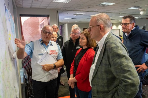 Prime Minister Anthony Albanese visits the Epsom Incident Control Centre in Bendigo yesterday.