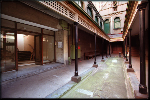 The courtyard of the Russell Street court complex.
