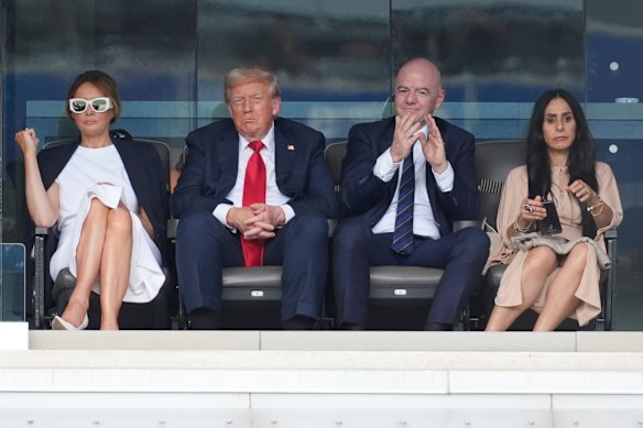 BFFS: Gianni Infantino y Donald Trump con sus esposas en la final de la Copa Mundial de Clubes en Nueva Jersey.