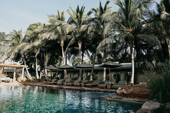 The swimming pool is shaded by palm trees – a true oasis in the middle of the outback.