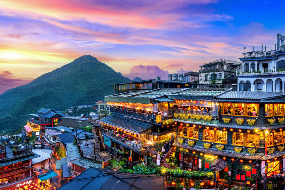 Be mesmerised by the twinkling charm of Jiufen. 