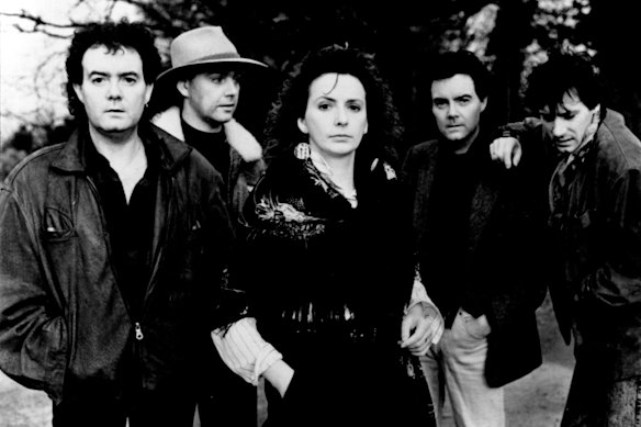 Clannad en 1989, Moya Brennan, centro.