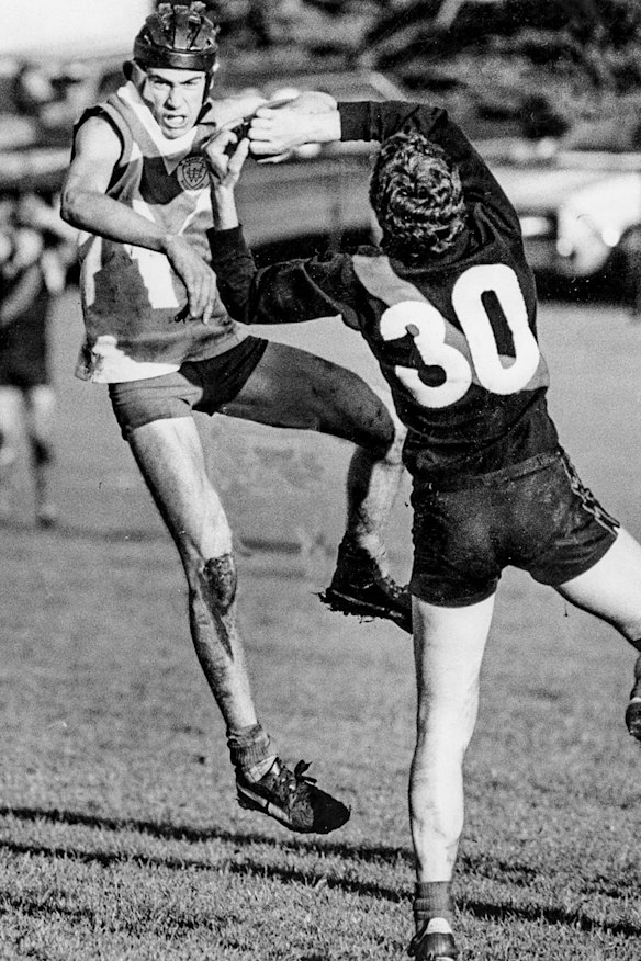 A teenaged Wayne Schwass plays for South Warrnambool in 1985.