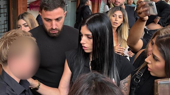 Jazmyn Gourdeas, la vedova di Zivan Radmanovic, consola uno dei loro figli fuori dal tribunale di Bali dopo che i giudici hanno rinviato il verdetto sugli assassini accusati.