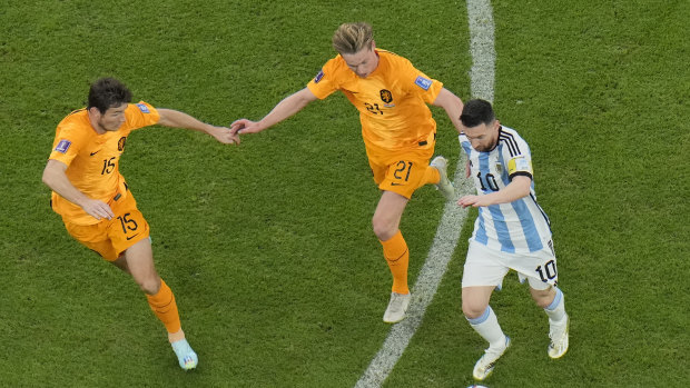 The Dutch used a team effort against Argentina’s Lionel Messi.