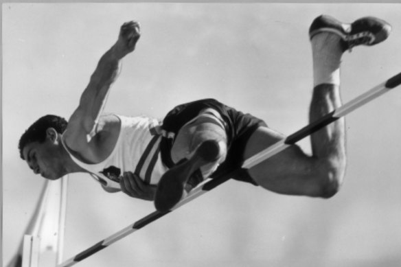 Percy Hobson wins gold at the 1962 Commonwealth Games.