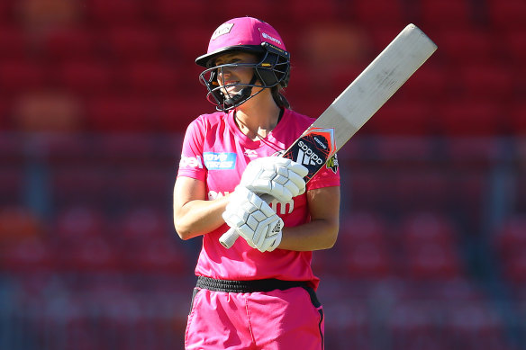 Ellyse Perry hit an unbeaten 72 for the Sixers.