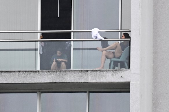 Un'immagine non verificata di donne ritenute membri della squadra di calcio femminile iraniana, sul balcone della loro camera d'albergo al resort Royal Pines sulla Gold Coast.