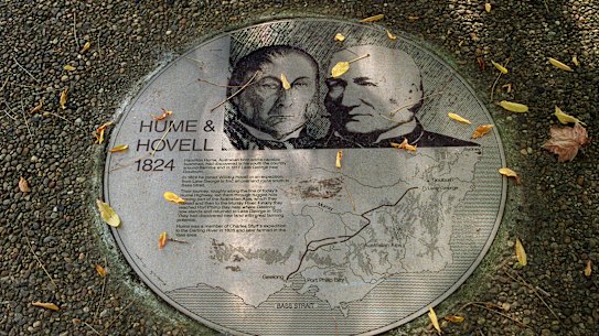 The Hume and Hovell plaque in Explorers Park, Sydney.