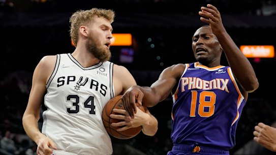 Spurs’ Jock Landale in action against the Phoenix Suns.