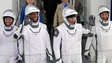 NASA-Astronauten von links, Shannon Walker, Victor Glover und Michael Hopkins sowie der Astronaut Soichi Noguchi von der Japan Aerospace Exploration Agency.