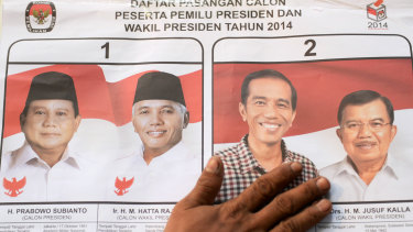 Presidential victor Joko Widodo (second right) has met with rival Prabowo Subianto (left) and suggested inviting members of the opposition party into his government.