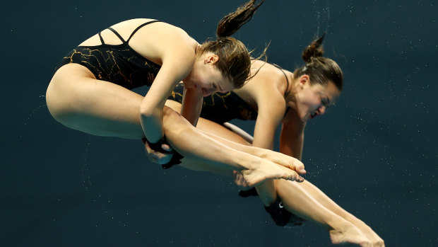 Australian divers Charli Petrov and Melissa Wu.