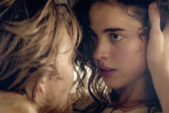 Stars at Noon: Margaret Qualley and Joe Alywn play a dangerous game in