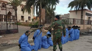 A photo published in the Libya Observer purportedly showing Mahmoud al-Werfalli committing summary executions in Benghazi in retaliation for two car bombings in January, 2018.