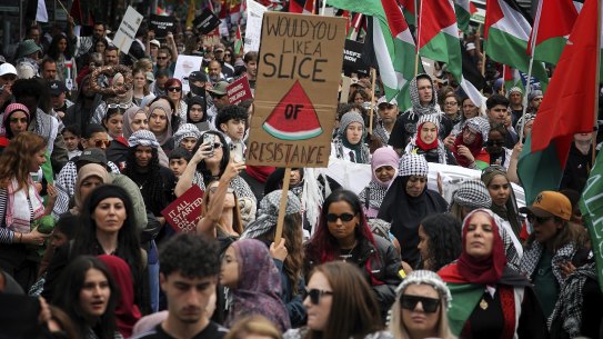 Emma Eve brandishing her ‘Would you like a slice of resistence’ sign.
