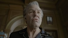 Tom Cruise looks nothing like himself in the new trailer for the satirical film Digger. 