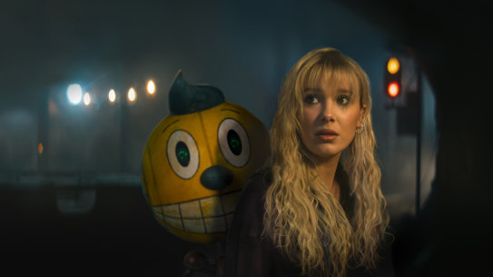 Cosmo the robot (voiced by Alan Tudyk) and Millie Bobby Brown as Michelle in The Electric State.