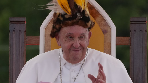 Pope travels to remote Papua New Guinea jungle in RAAF plane, bringing tonnes of aid and toys