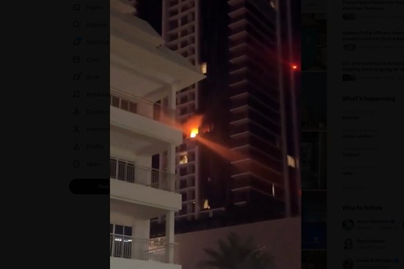 Il filmato sembra mostrare attacchi di droni che colpiscono un hotel a Manama, in Bahrein.