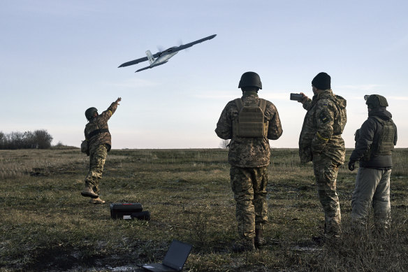 Ukraynalı askerler, Bakhmut yakınlarındaki Rus mevzilerine insansız hava aracı fırlattı.