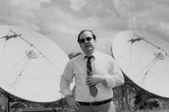 Journalist Tom Krause reporting in 1984.